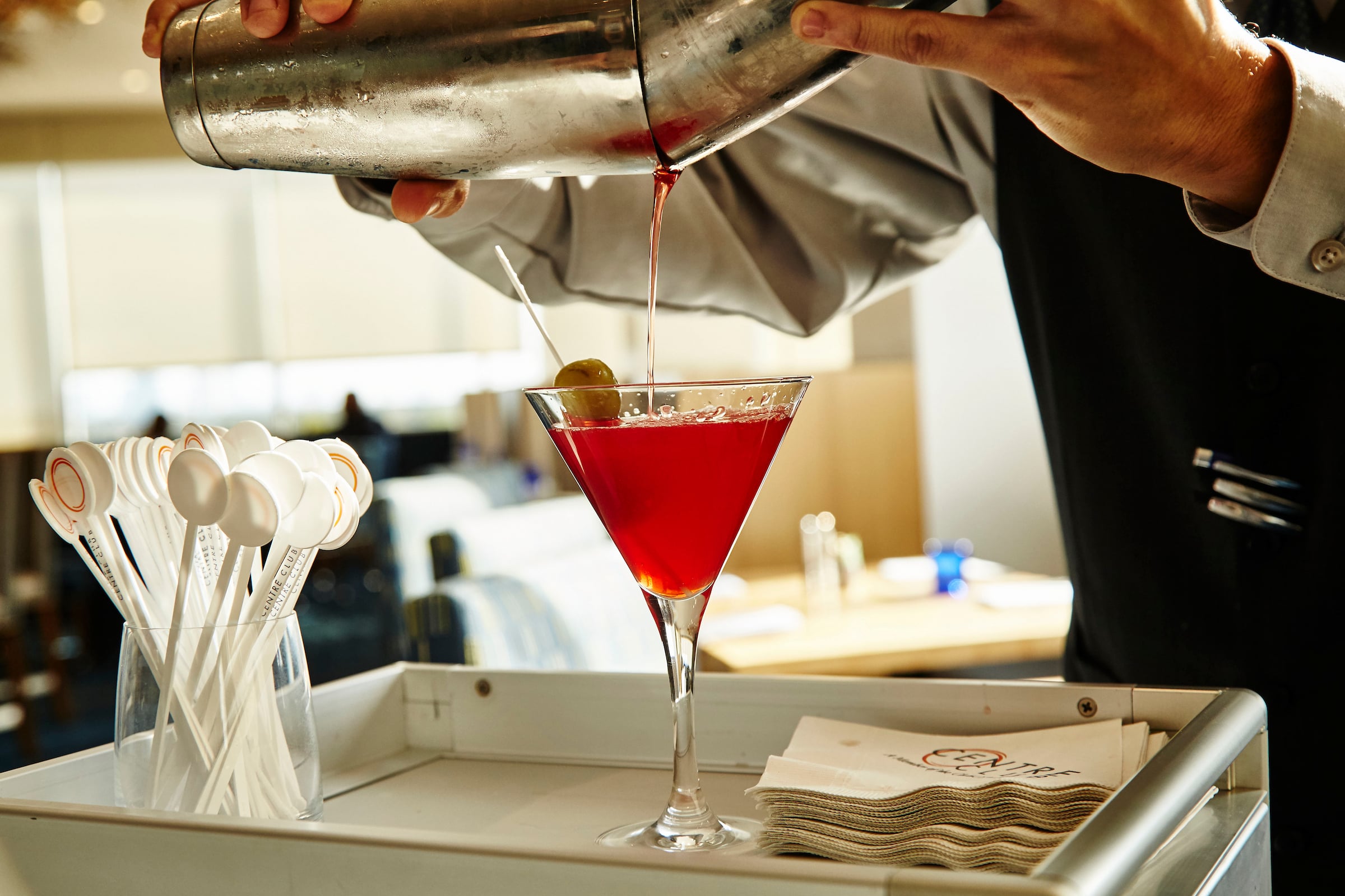 Bartender pouing a cocktail