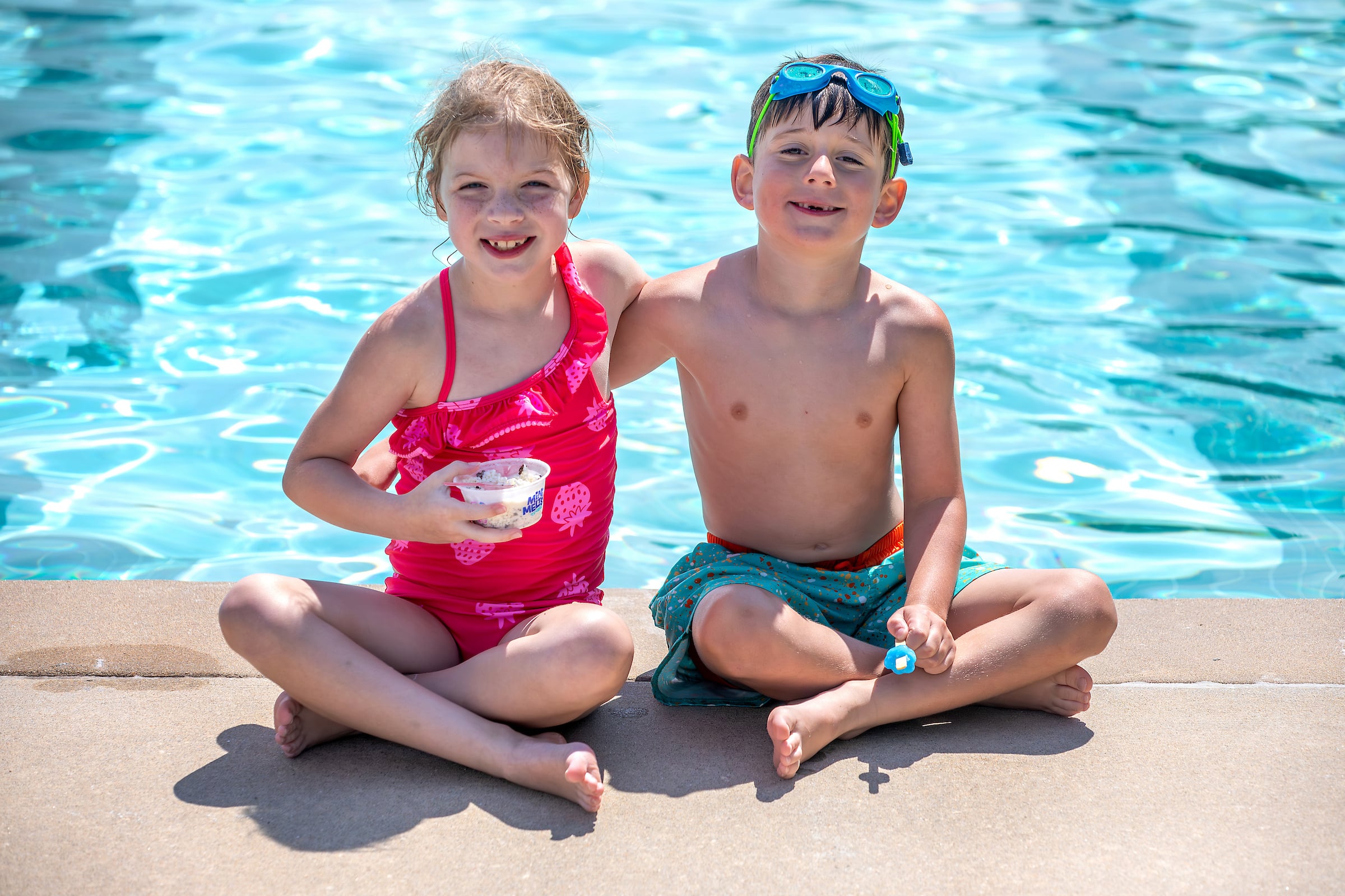 Two kids by th epool