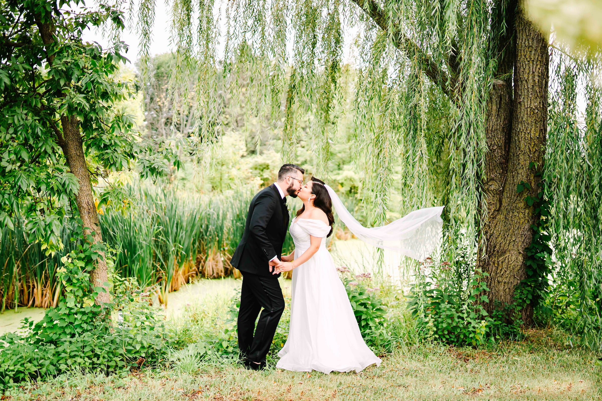 Bride & groom kissing