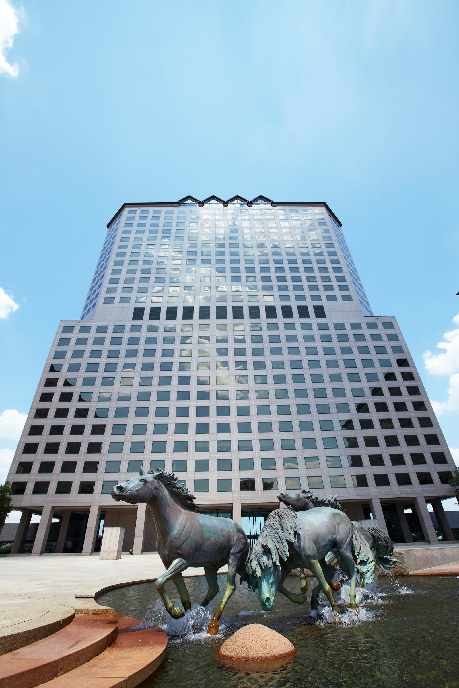 Outside view of Williams Square central tower where The Constellation Club is on the 26th floor
