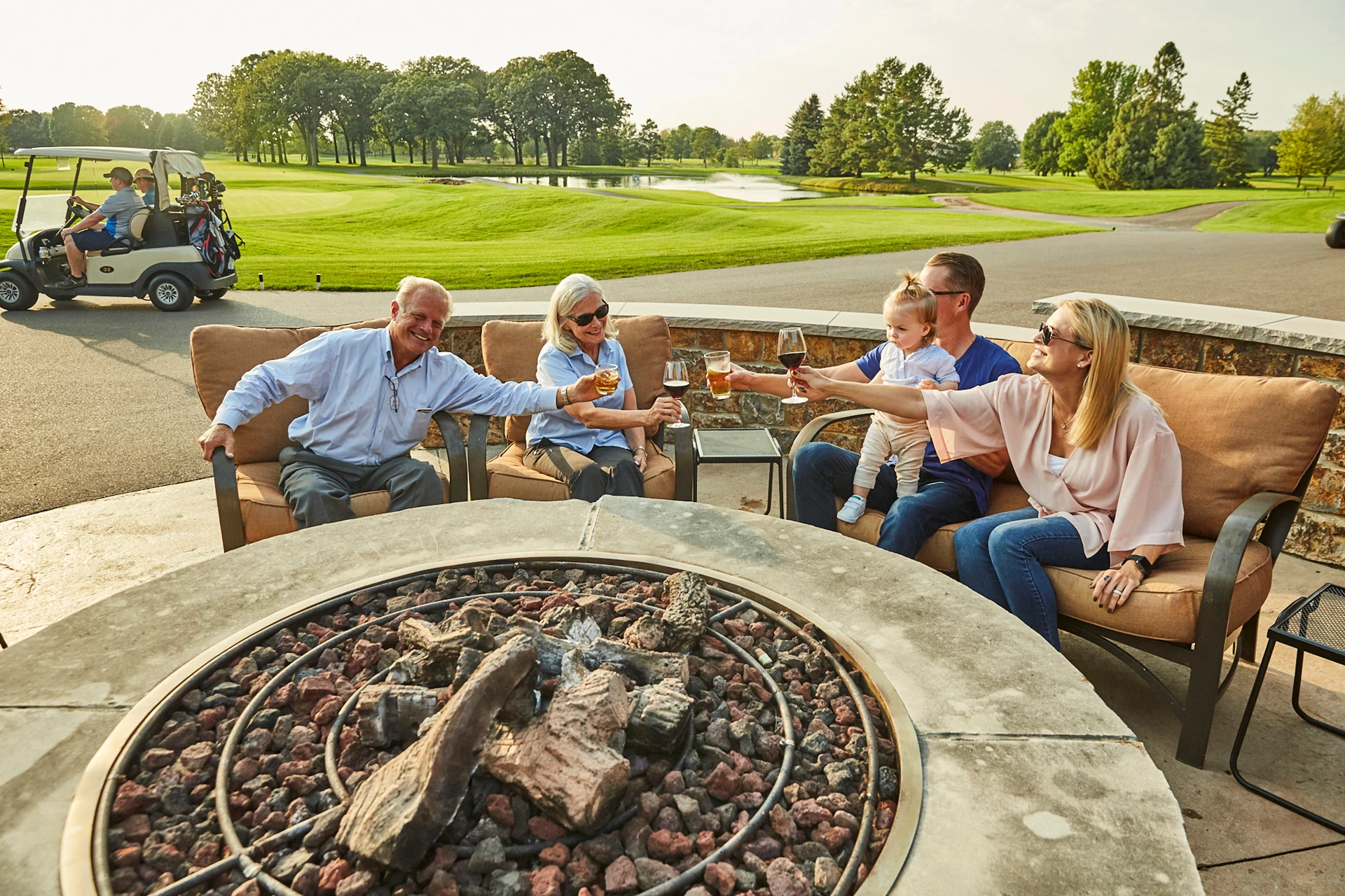 Medina Golf & Country Club - Family on Patio